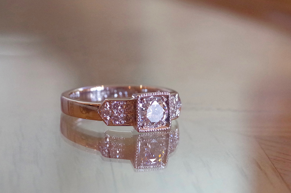 フルオーダーメイドの制作事例・クラシカルな四角い石座の婚約指輪 | 結婚指輪・婚約指輪のオーダーメイド 東京 代官山 hitotsuchi