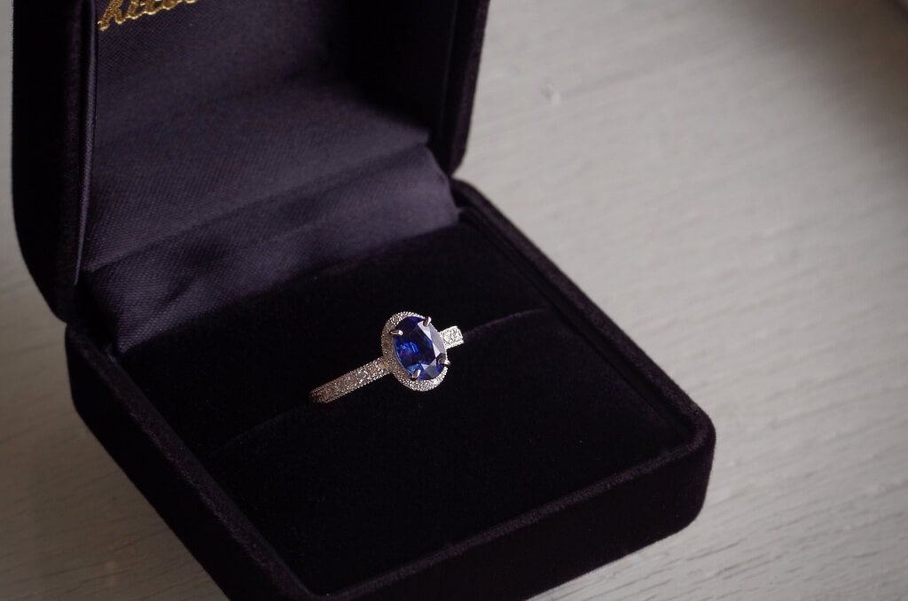 フルオーダーメイドの制作事例・ブルーサファイアの取り巻きの婚約指輪 