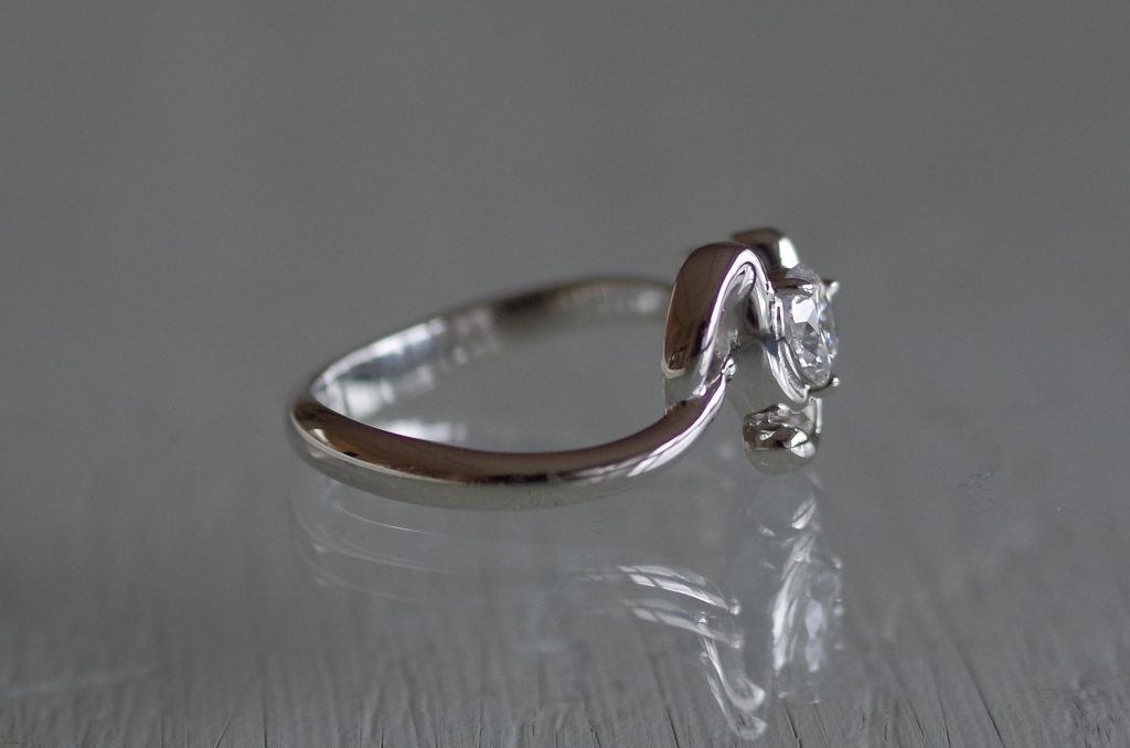 イニシャルを使ったオーダーメイドの婚約指輪