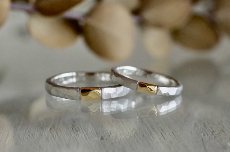 金属を一部入れ替えた槌目の結婚指輪