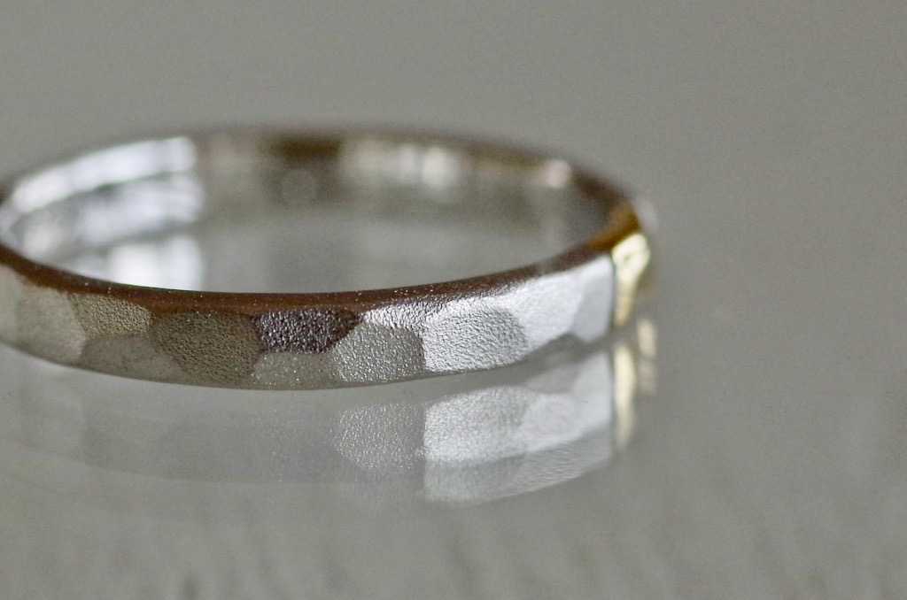 フルオーダーメイドの制作事例・金属を一部入れ替えた槌目の結婚指輪 