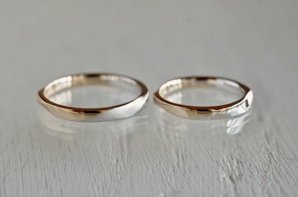 ２色の金属を使用したオーダーメイドの結婚指輪
