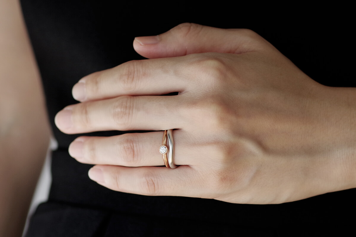 【プラチナとゴールドの重ね付けって大丈夫？】結婚指輪と婚約指輪の重ね付けについて | 結婚指輪・婚約指輪のオーダーメイド 東京 代官山