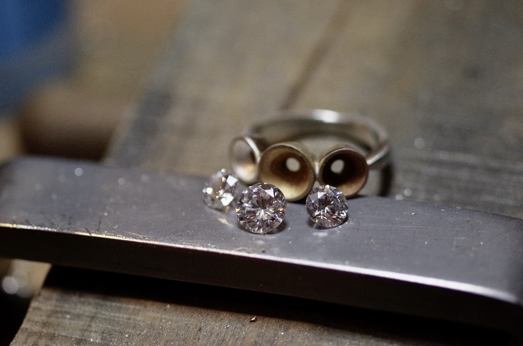 婚約指輪　オーダーメイド　ラウンドブリリアントカット　ダイヤモンドの形
