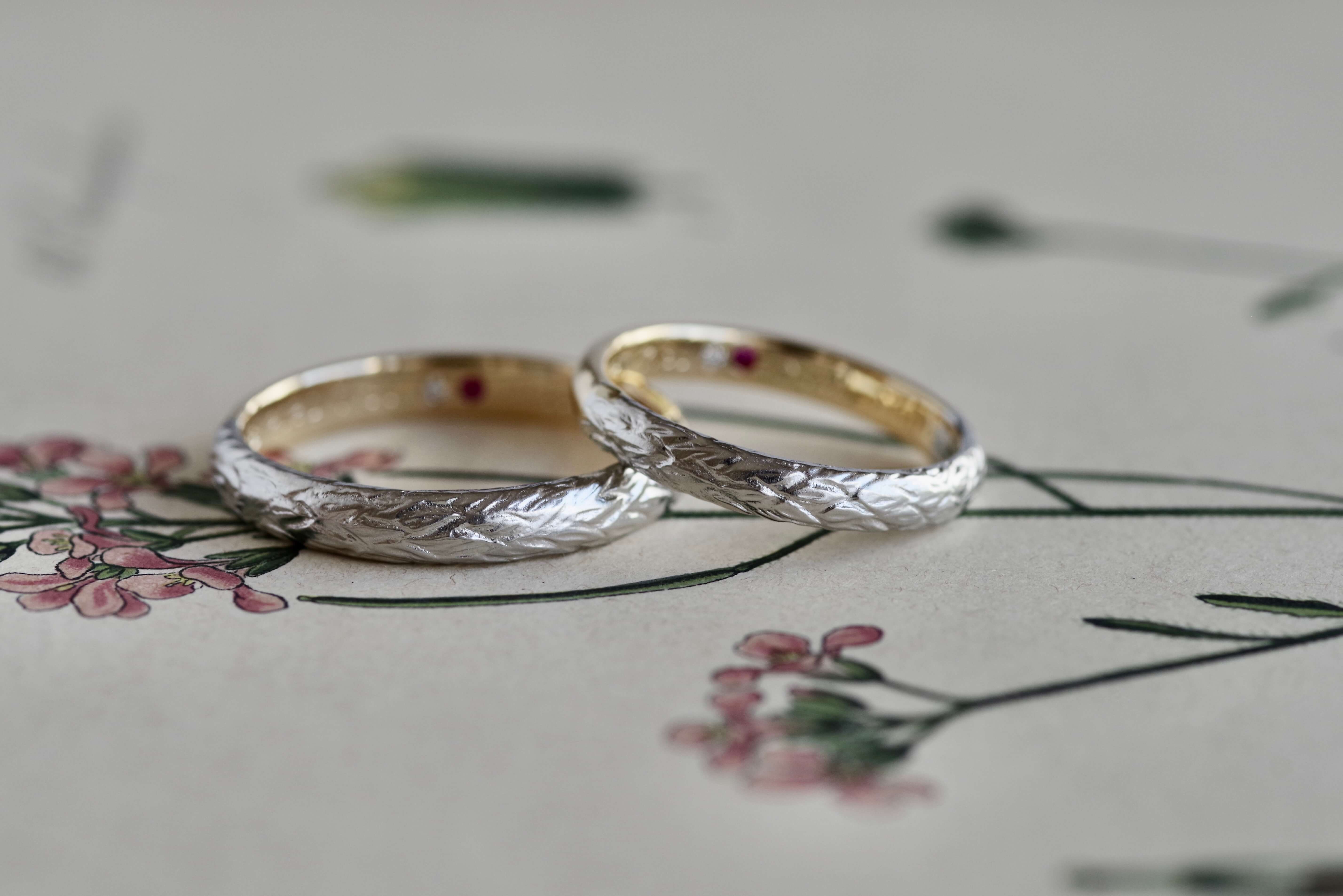 フルオーダーメイドの制作事例・羽の彫りと双子ダイヤの結婚指輪