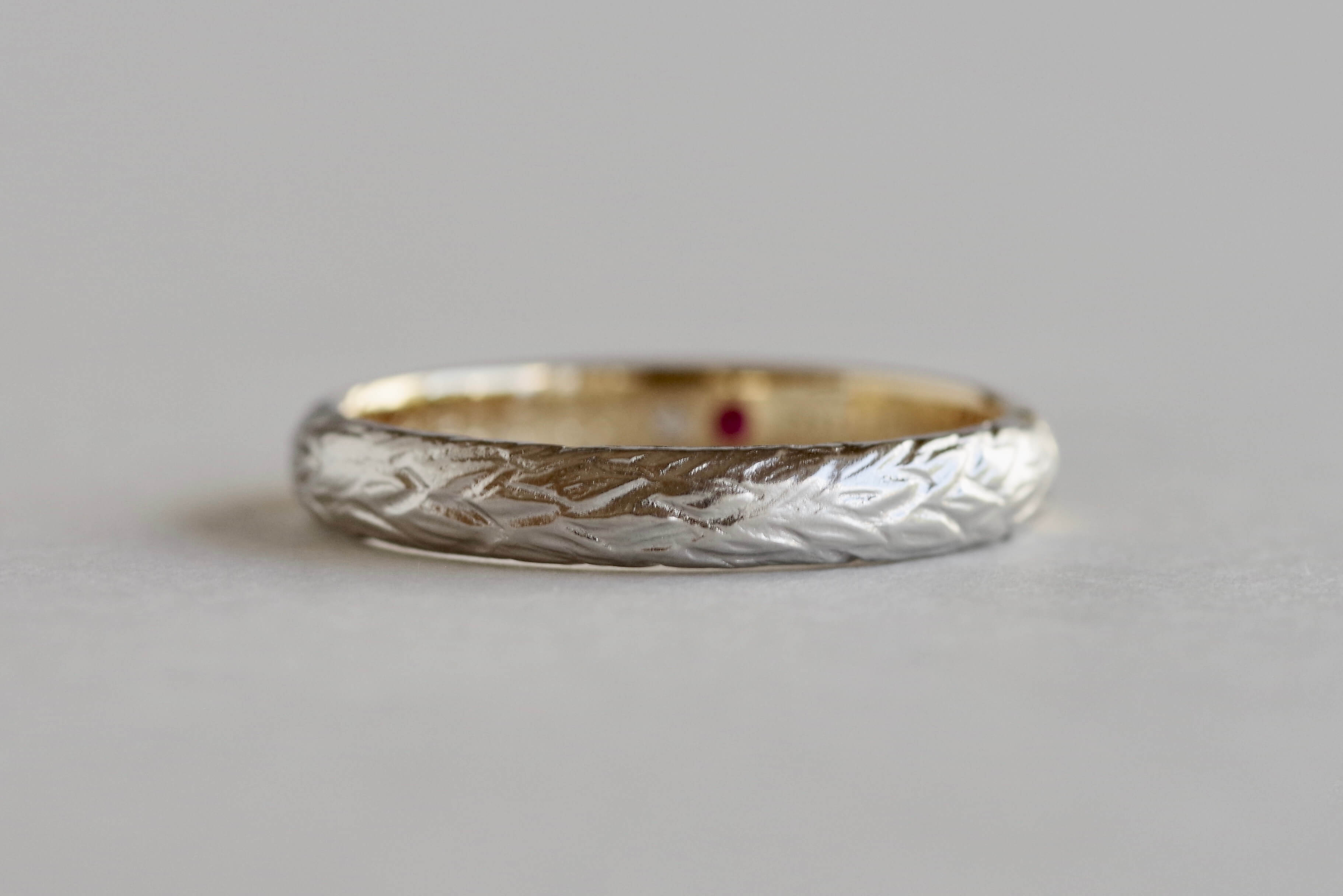 結婚指輪　オーダーメイド 羽の彫り