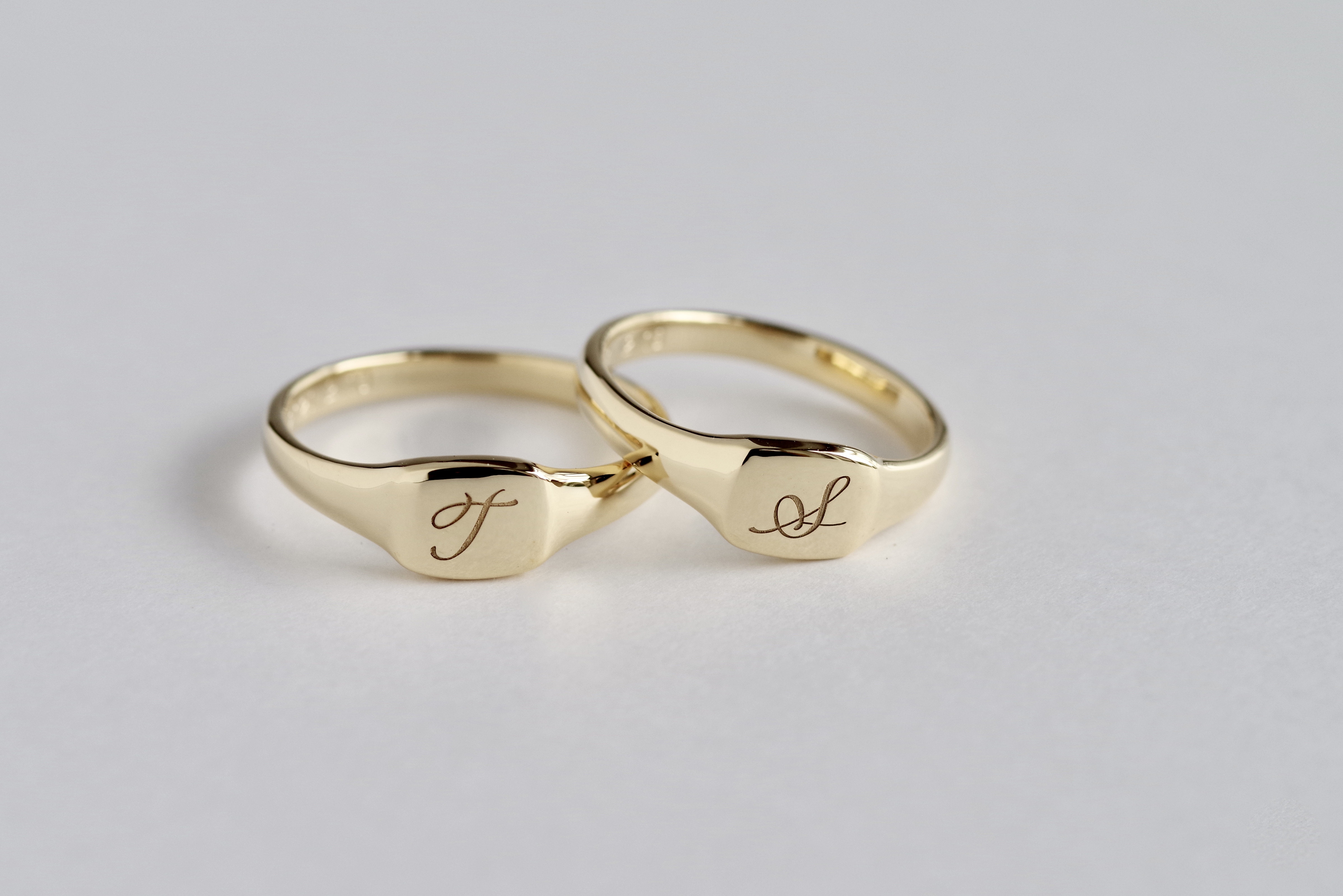 結婚指輪　オーダーメイド　シグネットリング　文字の刻印