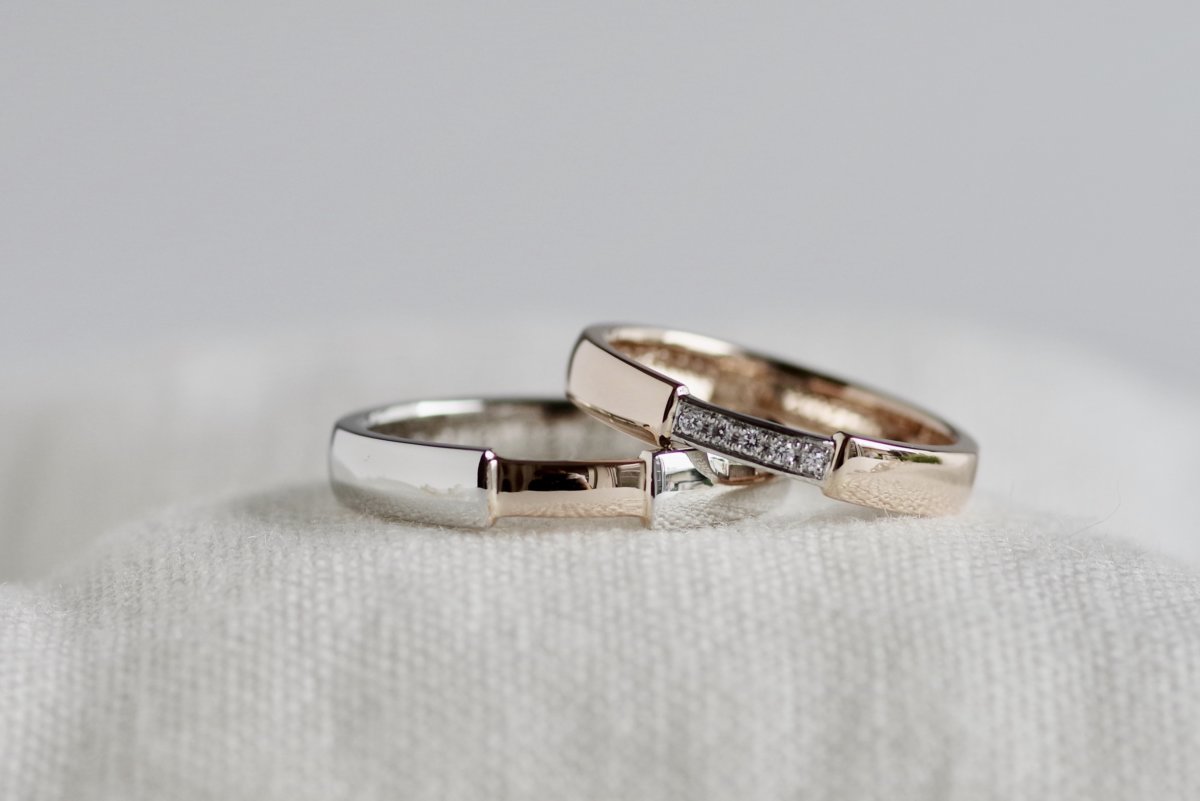 架け橋のように繋いだ２色の結婚指輪