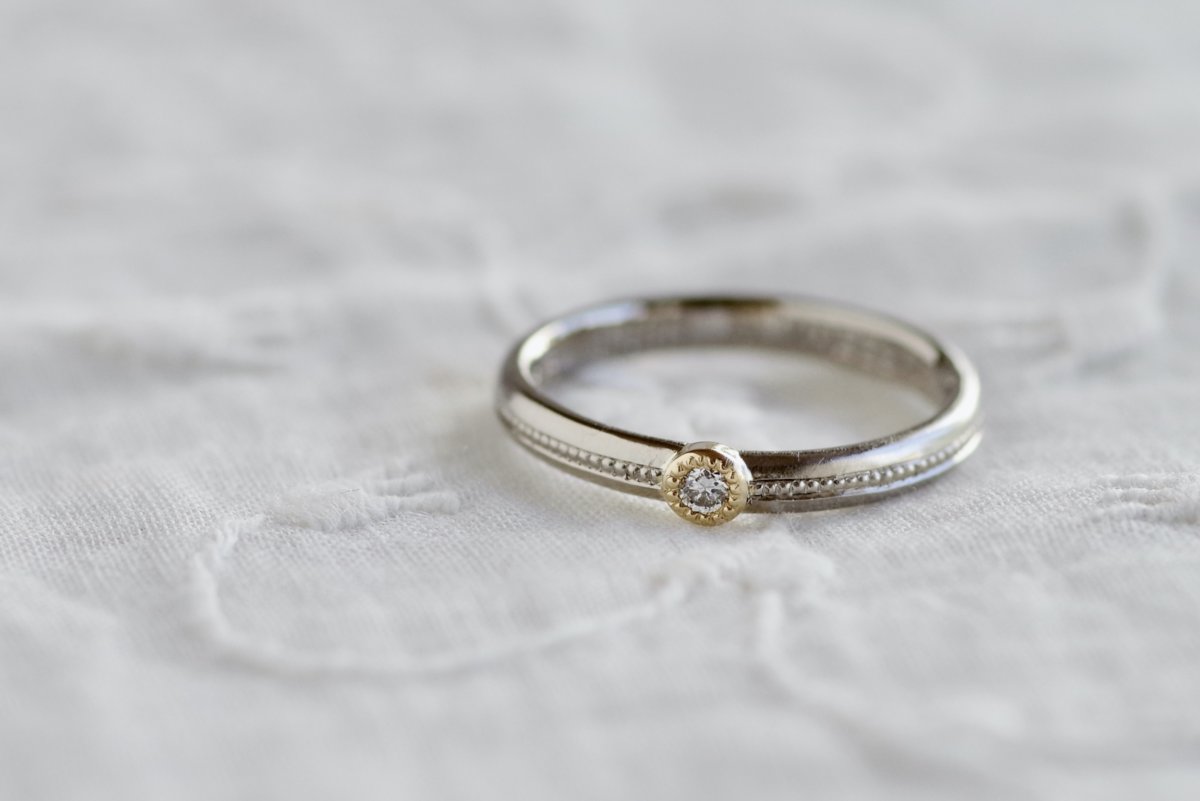 小ぶりなダイヤモンドを使った2色の婚約指輪