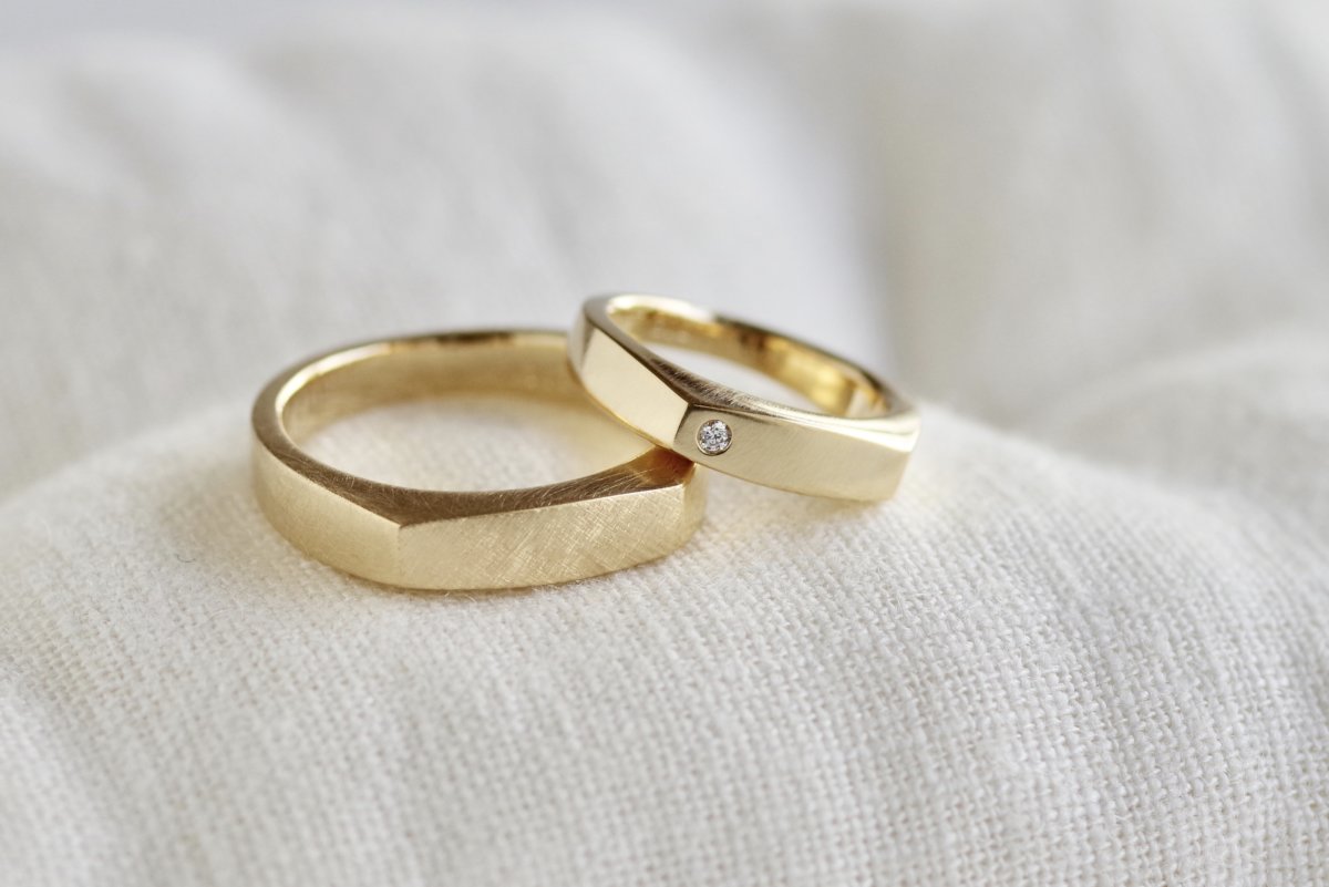 やさしいカーブの印台の結婚指輪