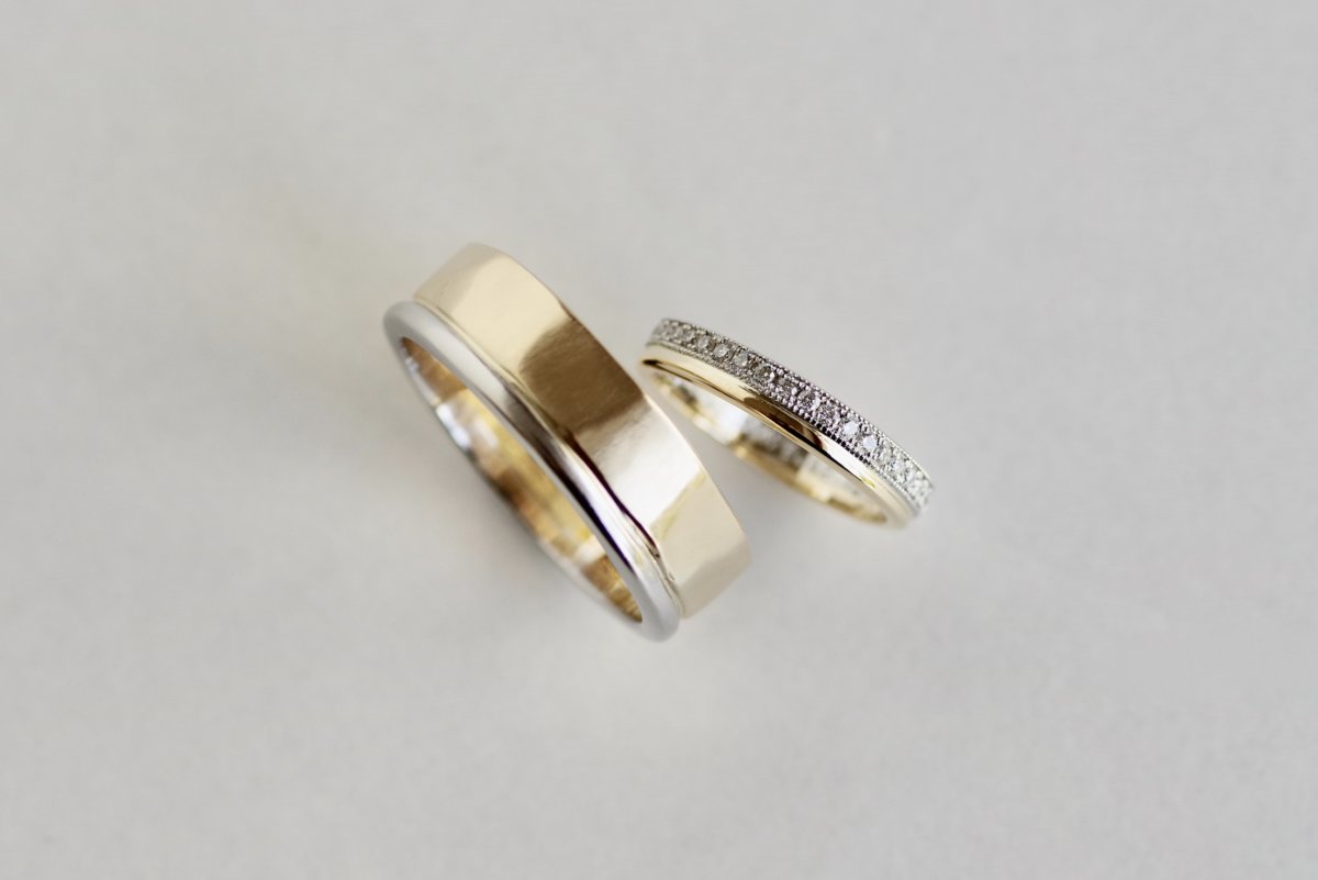 幅の違う２本を重ねたコンビネーションの結婚指輪