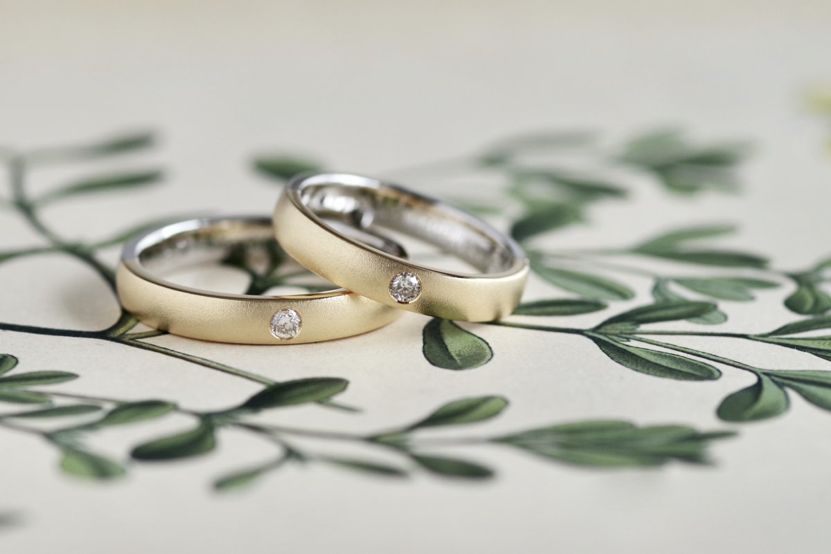 マットな表面にダイヤが輝く結婚指輪