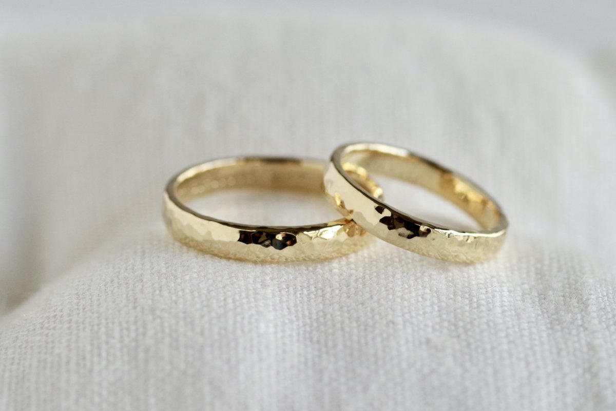 細かい槌目の結婚指輪