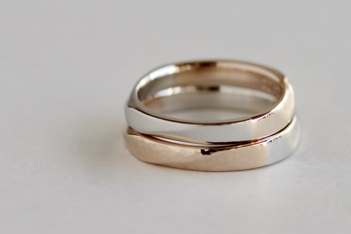 ひねりが二箇所ある２色の結婚指輪