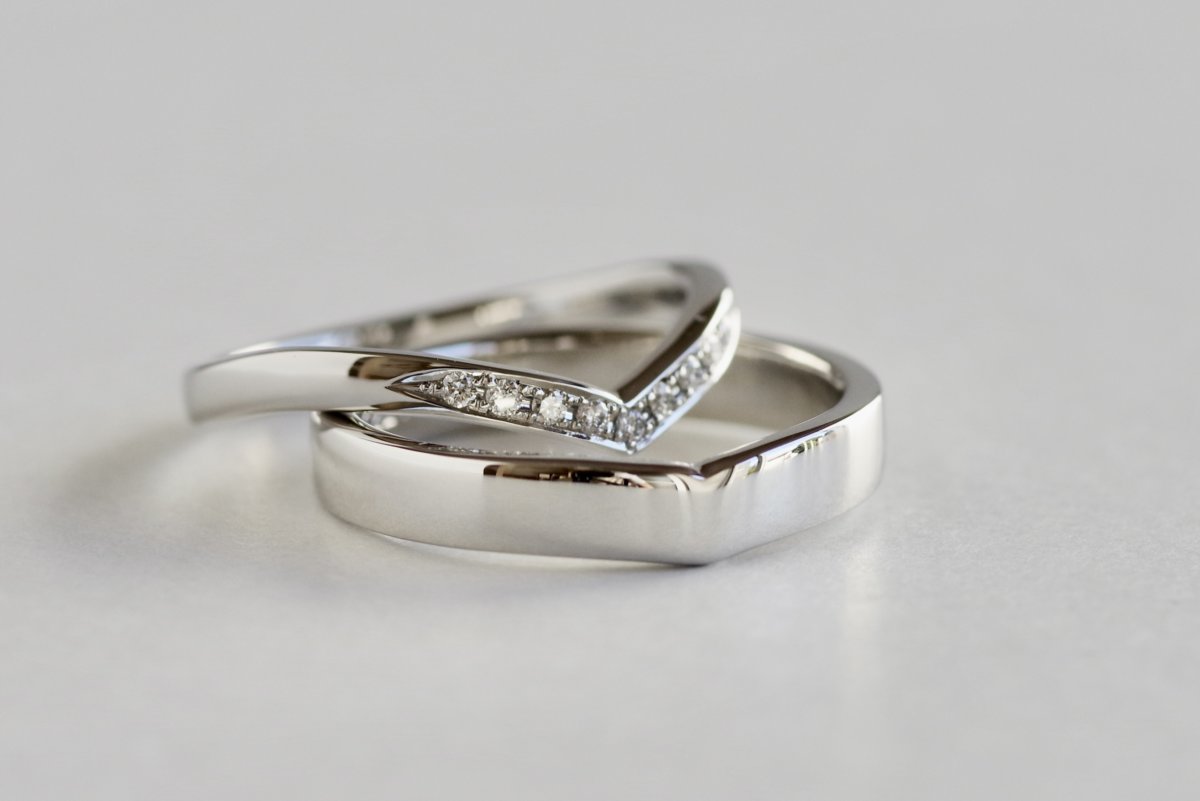 こだわりの２つのV字の結婚指輪