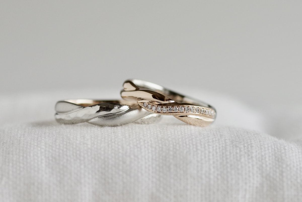編み込んだデザインの結婚指輪
