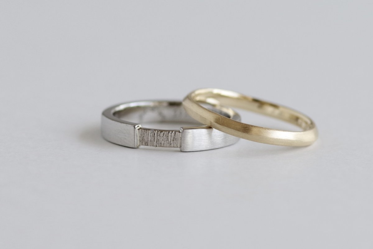 思い思いの形に繋がる刻印を入れた結婚指輪