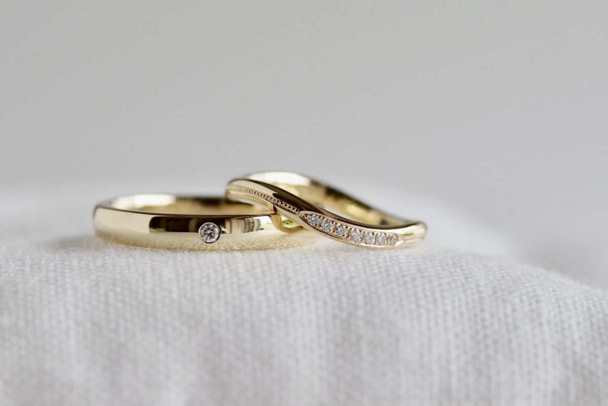 ダイヤを留めたストレートとカーブの結婚指輪