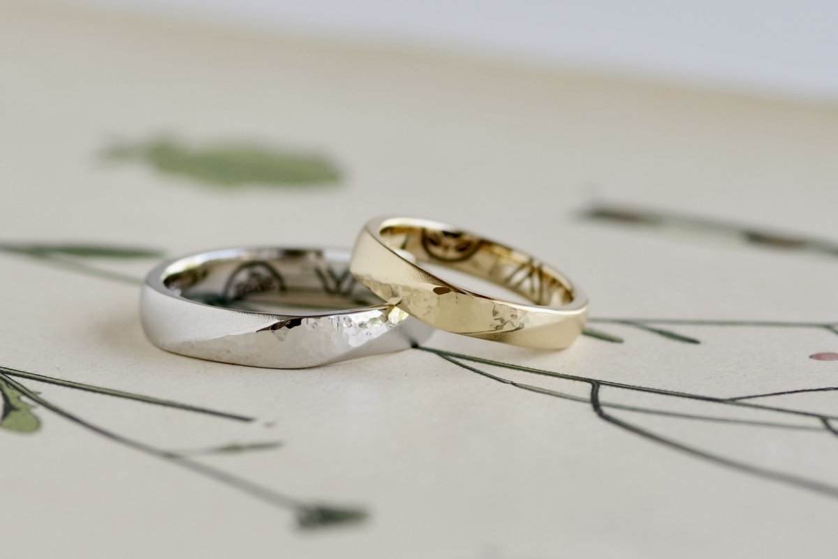藤の花を彫り入れたひねりの結婚指輪