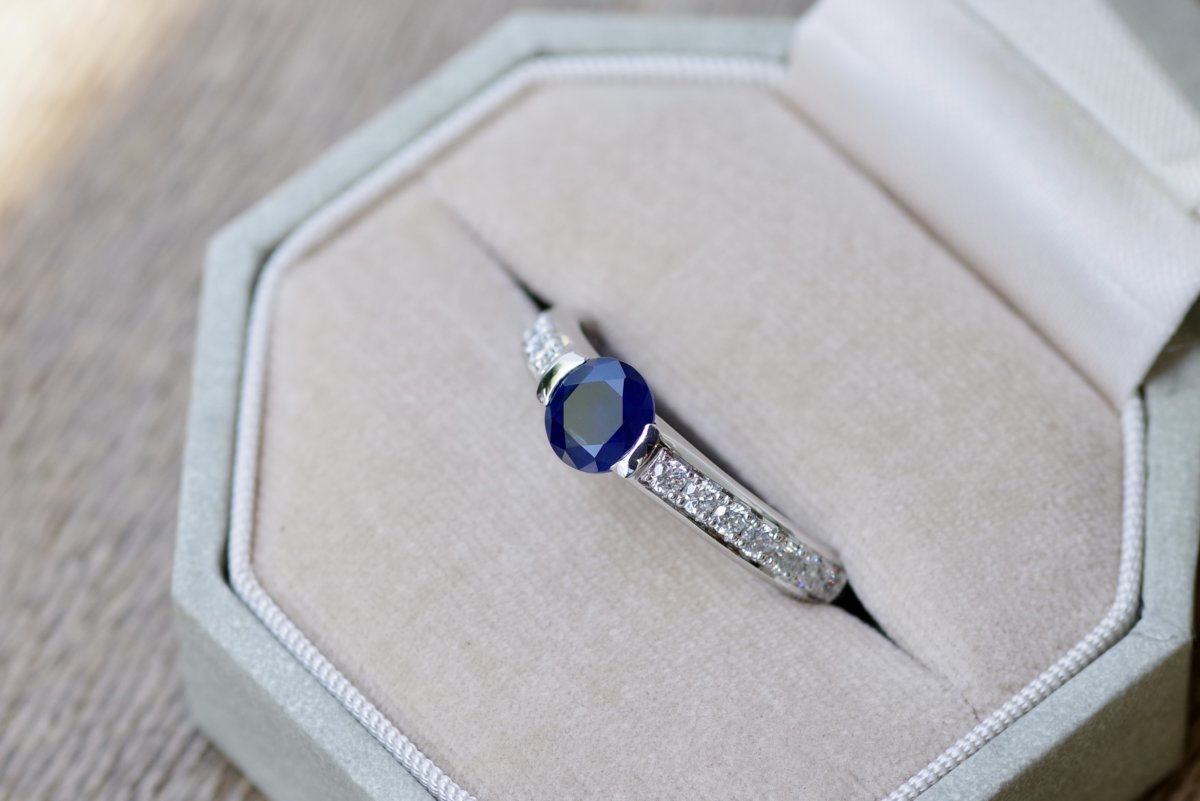 ブルーサファイアとダイヤモンドの婚約指輪
