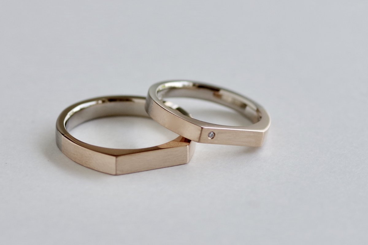 幅がストレートのシグネットタイプの結婚指輪