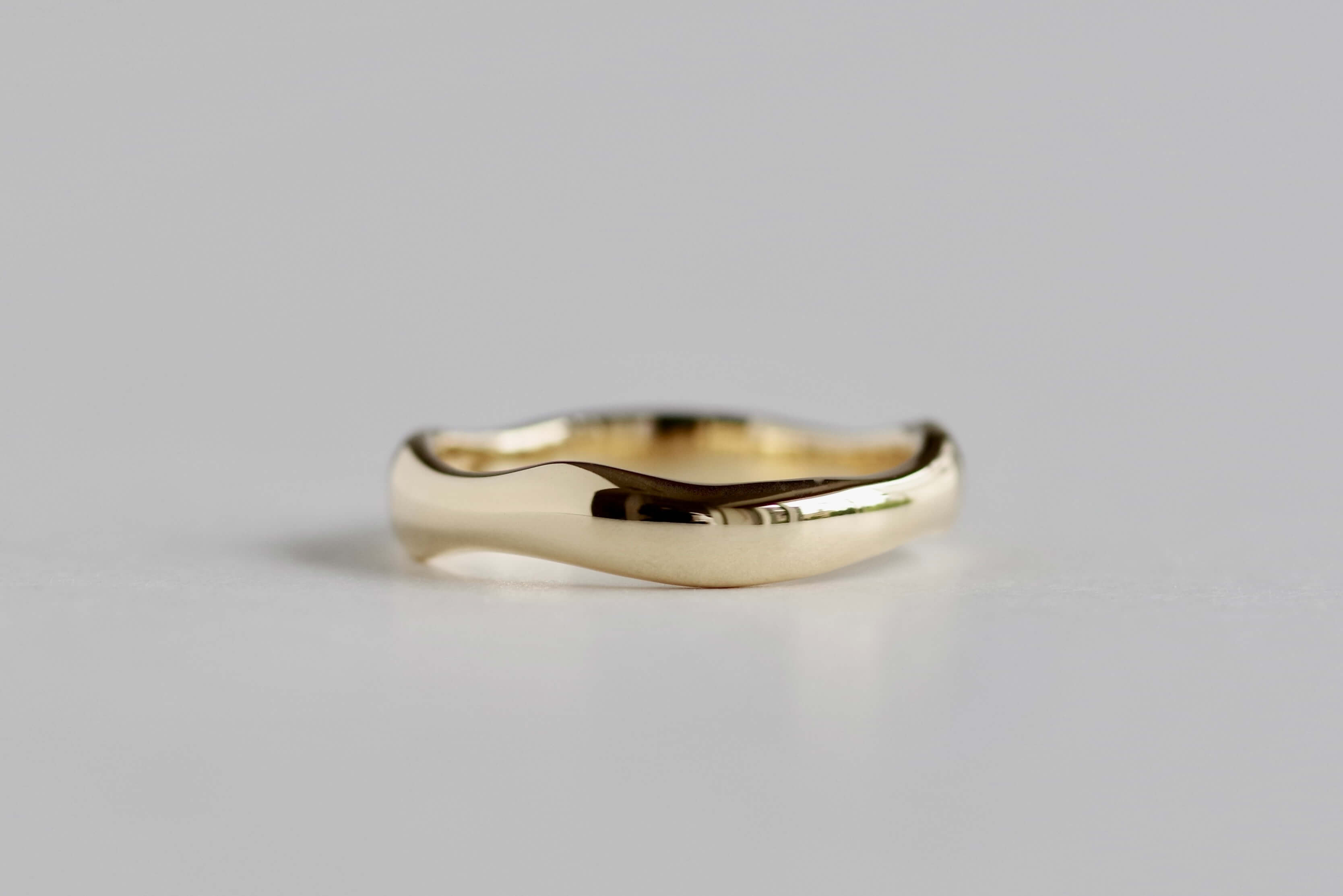 結婚指輪　オーダーメイド　不規則なウェーブ