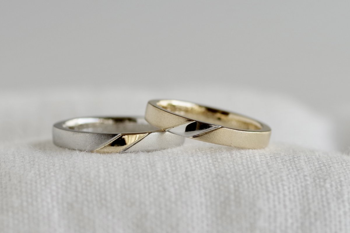 斜めに色を変えた平打ちの結婚指輪