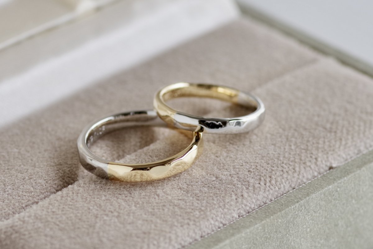 プラチナとゴールドを使った槌目の結婚指輪