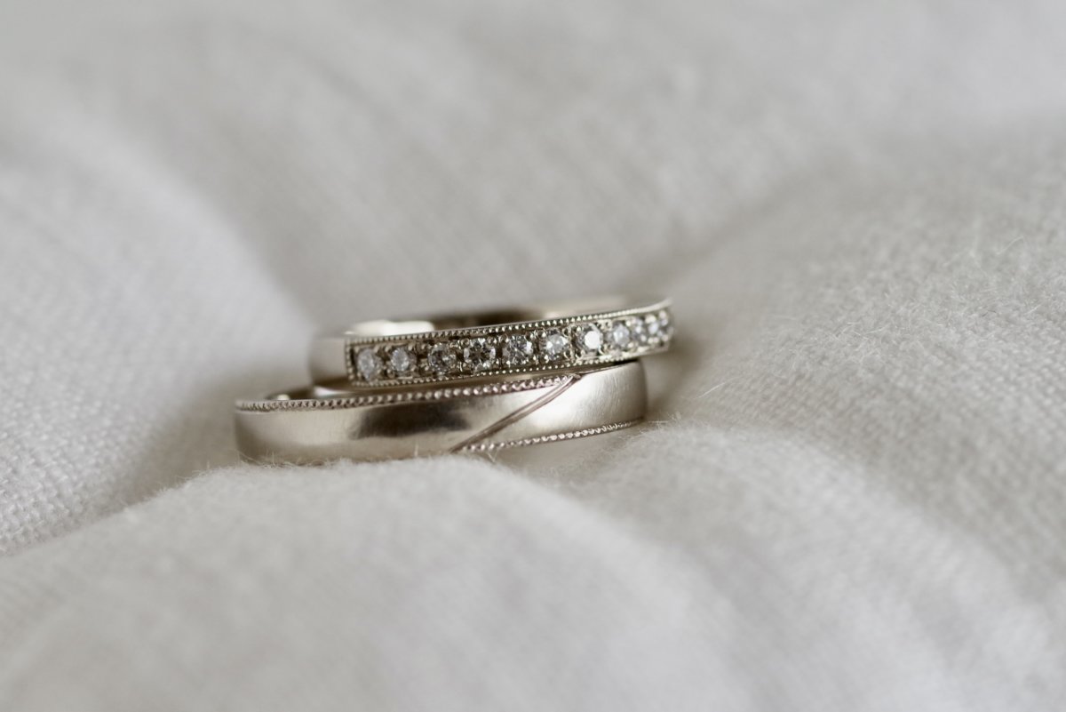 斜めラインとダイヤが入ったミルグレインの結婚指輪