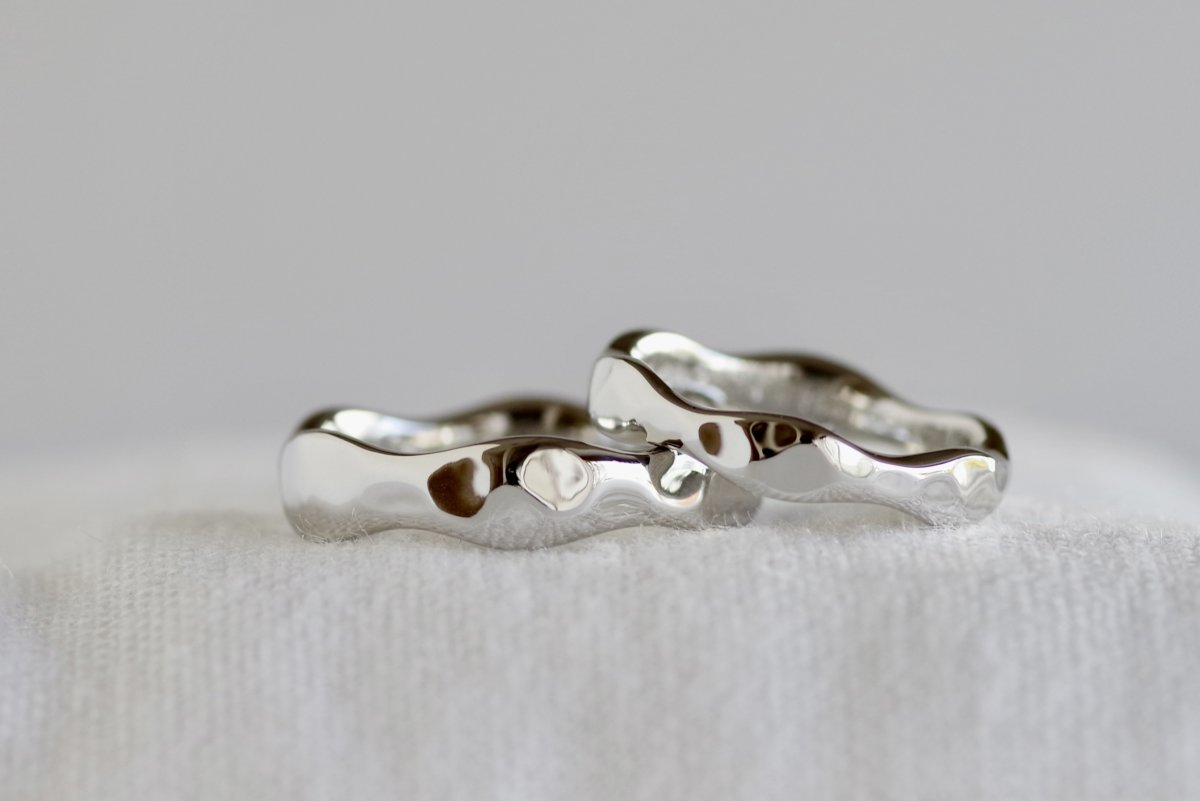 波波と槌目の結婚指輪