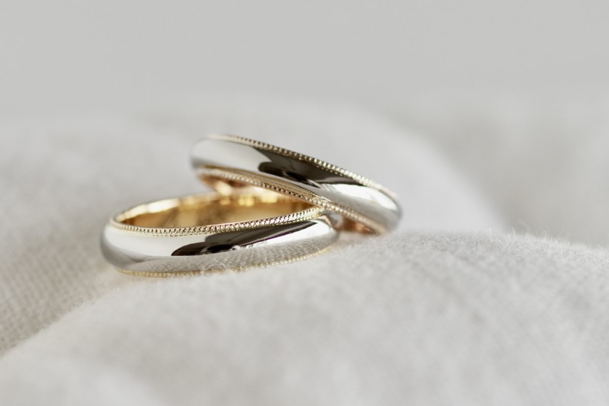プラチナにゴールドのミルグレインが映える結婚指輪