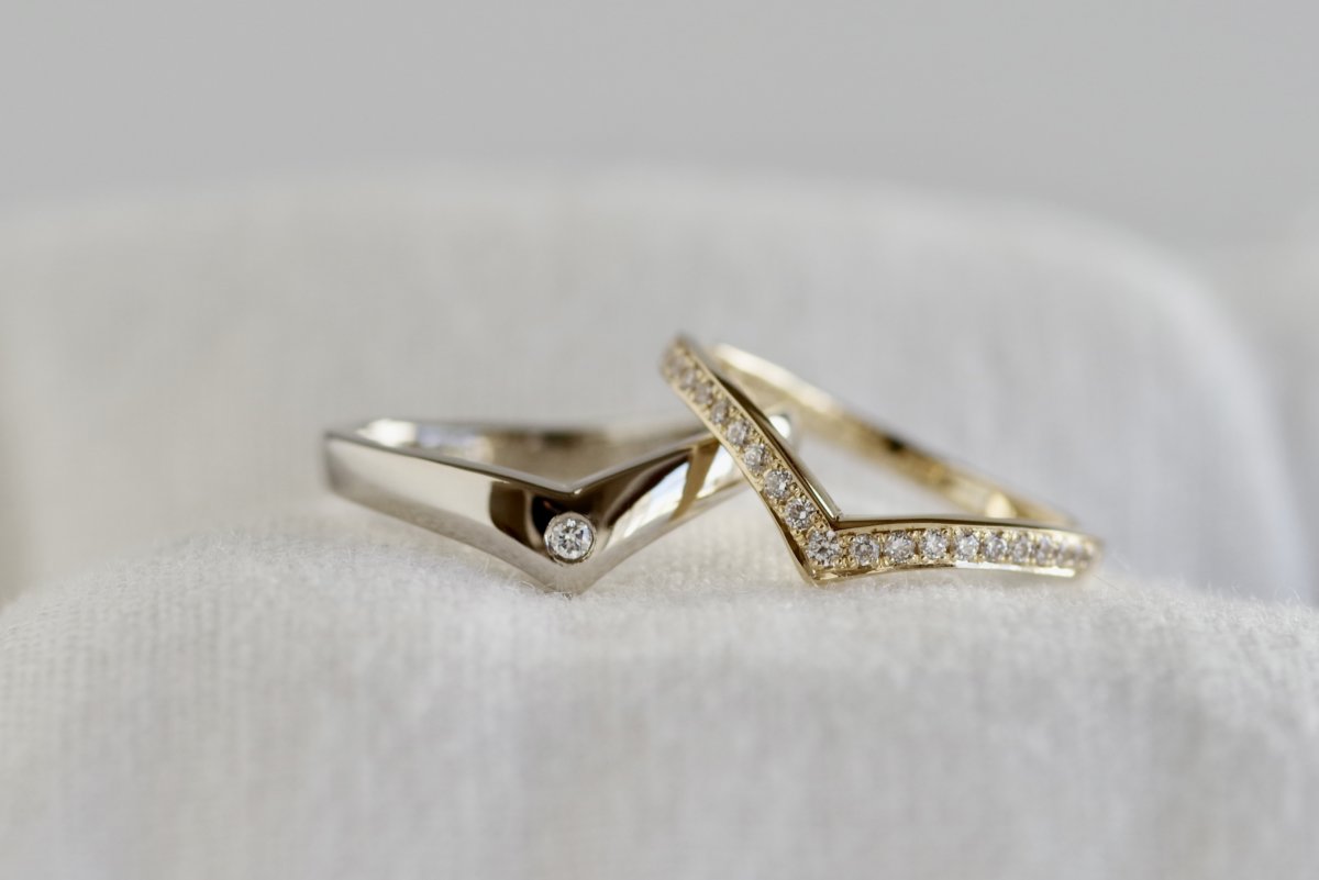 ダイヤモンドを留めた深いV字の結婚指輪