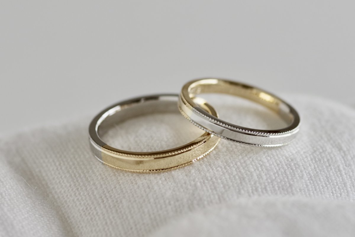 平打ちにミルを入れた２色の結婚指輪