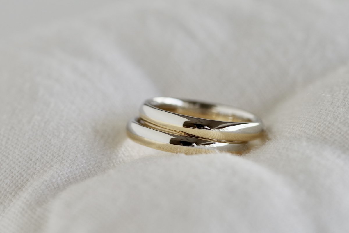上下半分で色を変えたシンプルな結婚指輪
