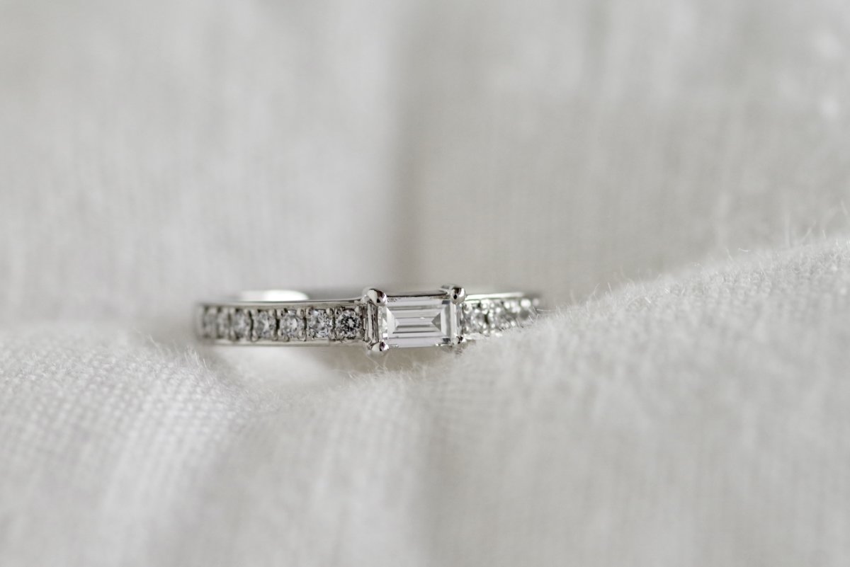 バゲットダイヤを留めたハーフエタニティの婚約指輪