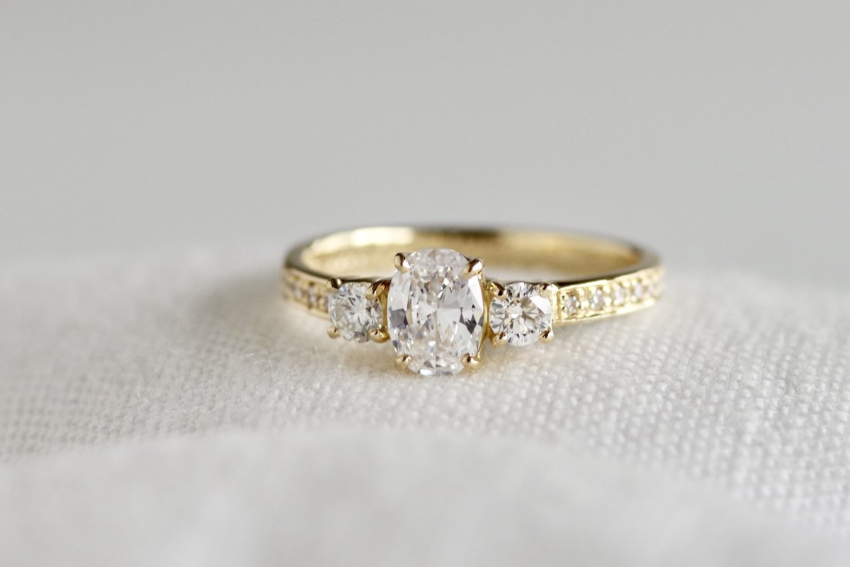 オーバルカットダイヤの婚約指輪