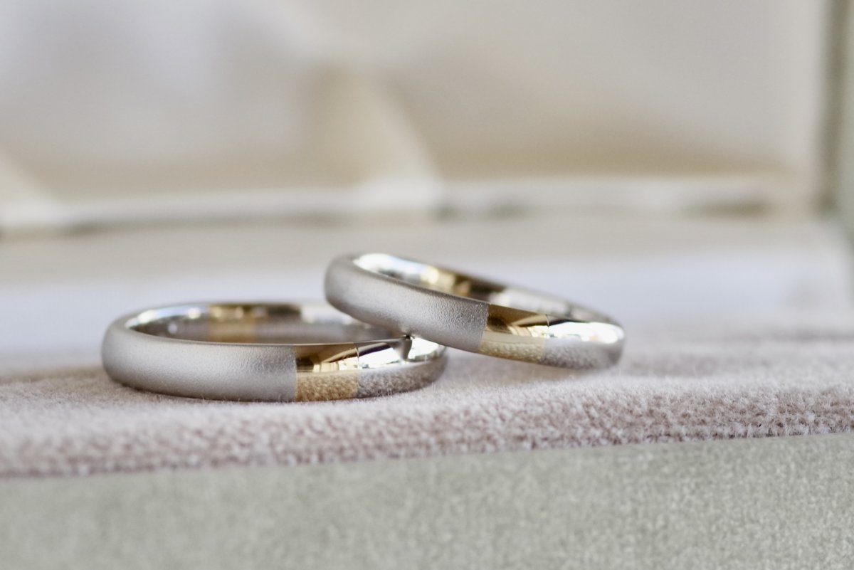 ２種類の金属と表面加工でアレンジした結婚指輪