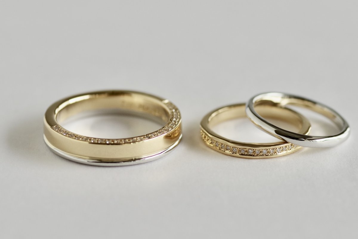 ２色を重ねたハーフエタニティの結婚指輪
