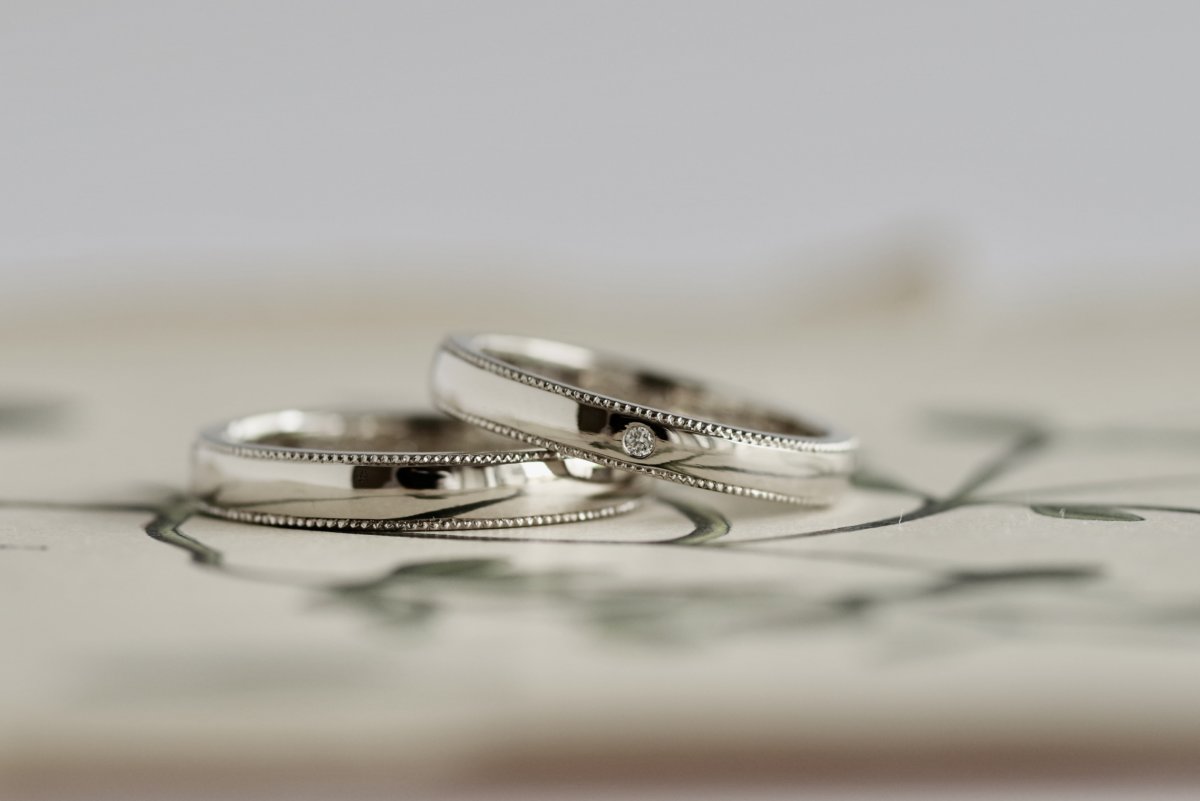 ミルグレインを入れた平甲丸の結婚指輪