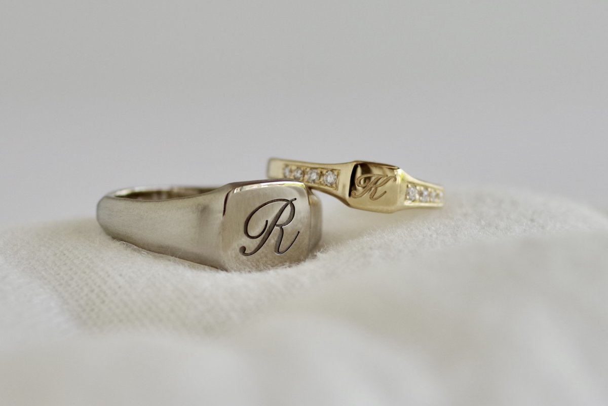 イニシャルとダイヤを入れた印台の結婚指輪