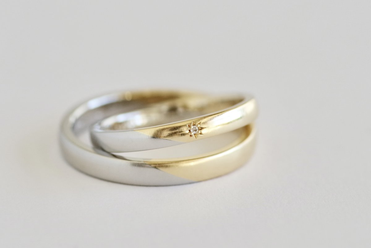 斜めに繋ぎ合わせたコンビネーションの結婚指輪