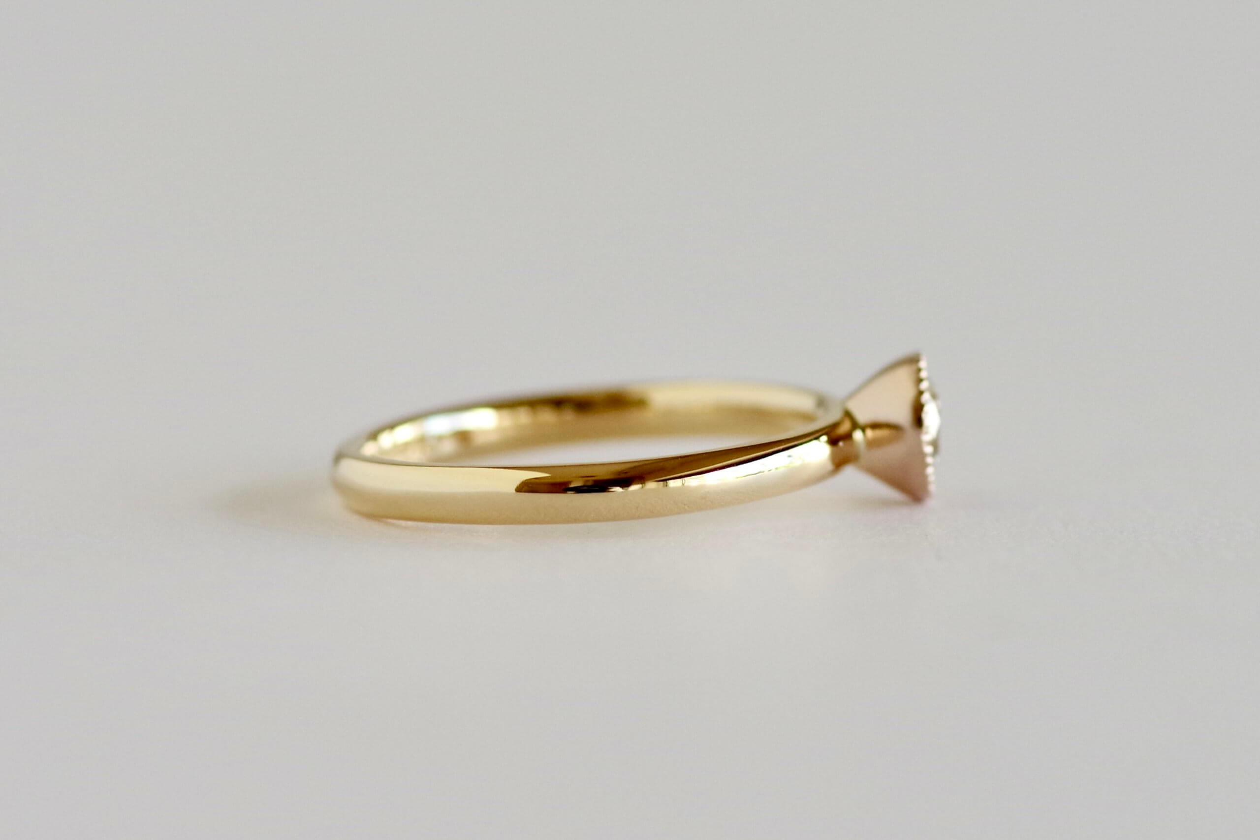 婚約指輪　オーダーメイド　石座にミルグレインを入れたピンクゴールドとイエローゴールドのコンビネーションの婚約指輪