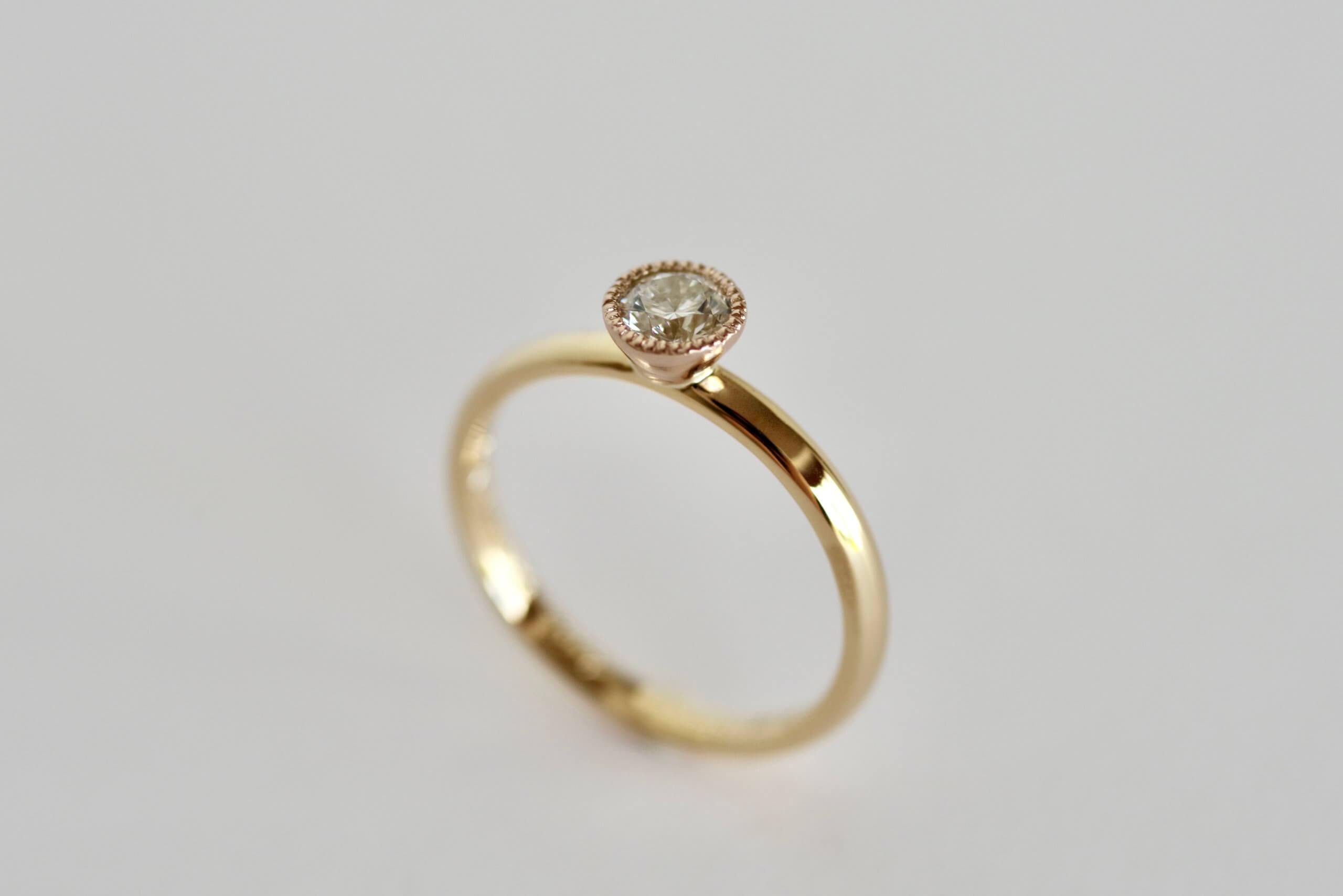 婚約指輪　オーダーメイド　石座にミルグレインを入れたピンクゴールドとイエローゴールドのコンビネーションの婚約指輪
