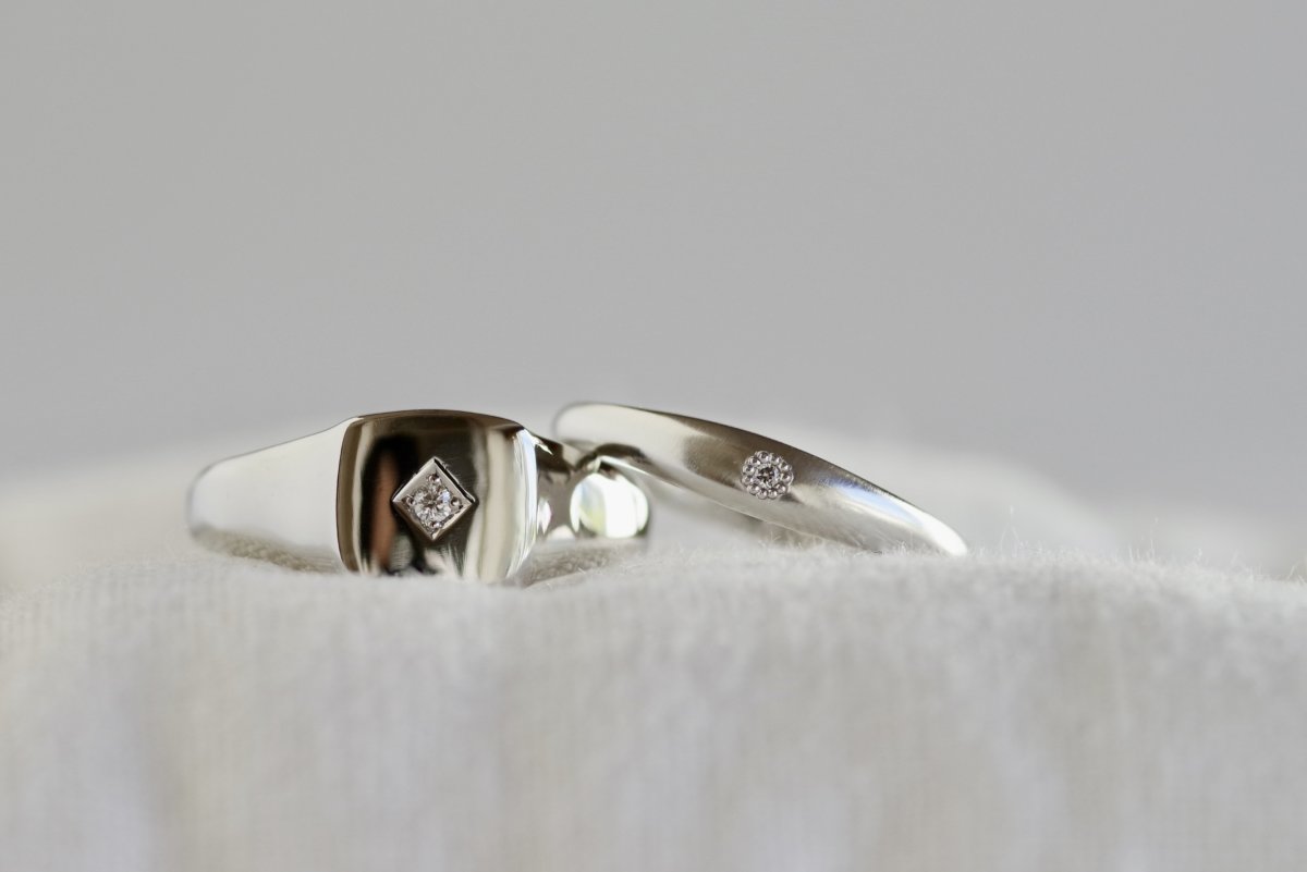 石留めが個性的な印台と月甲丸の結婚指輪