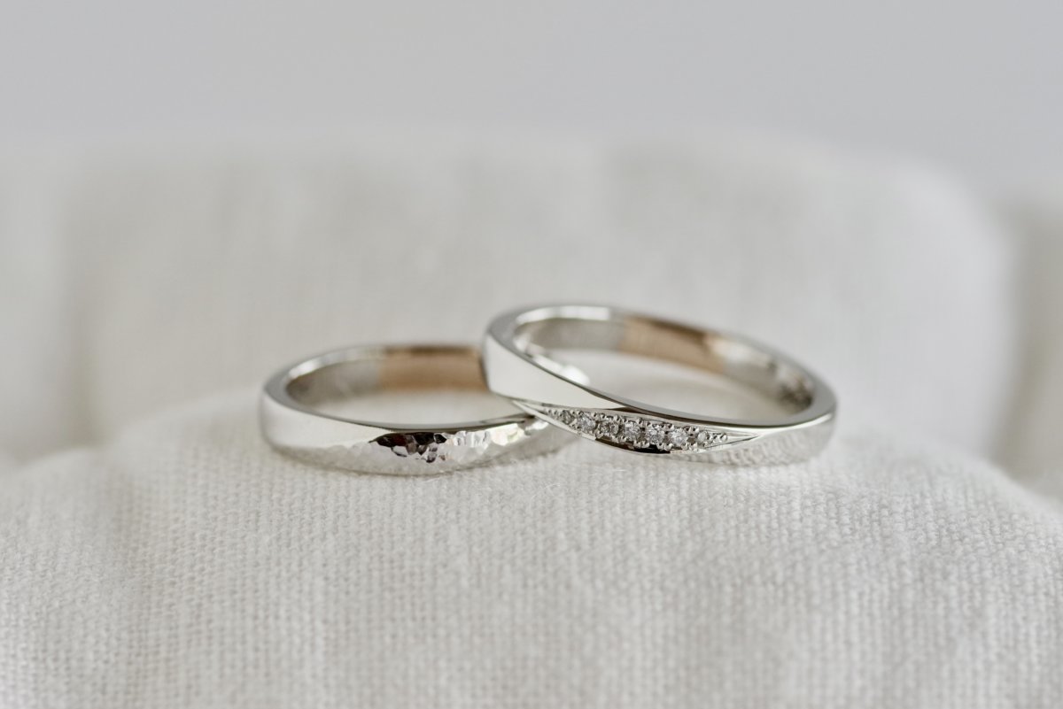 一部の金属を変えた捻りの結婚指輪