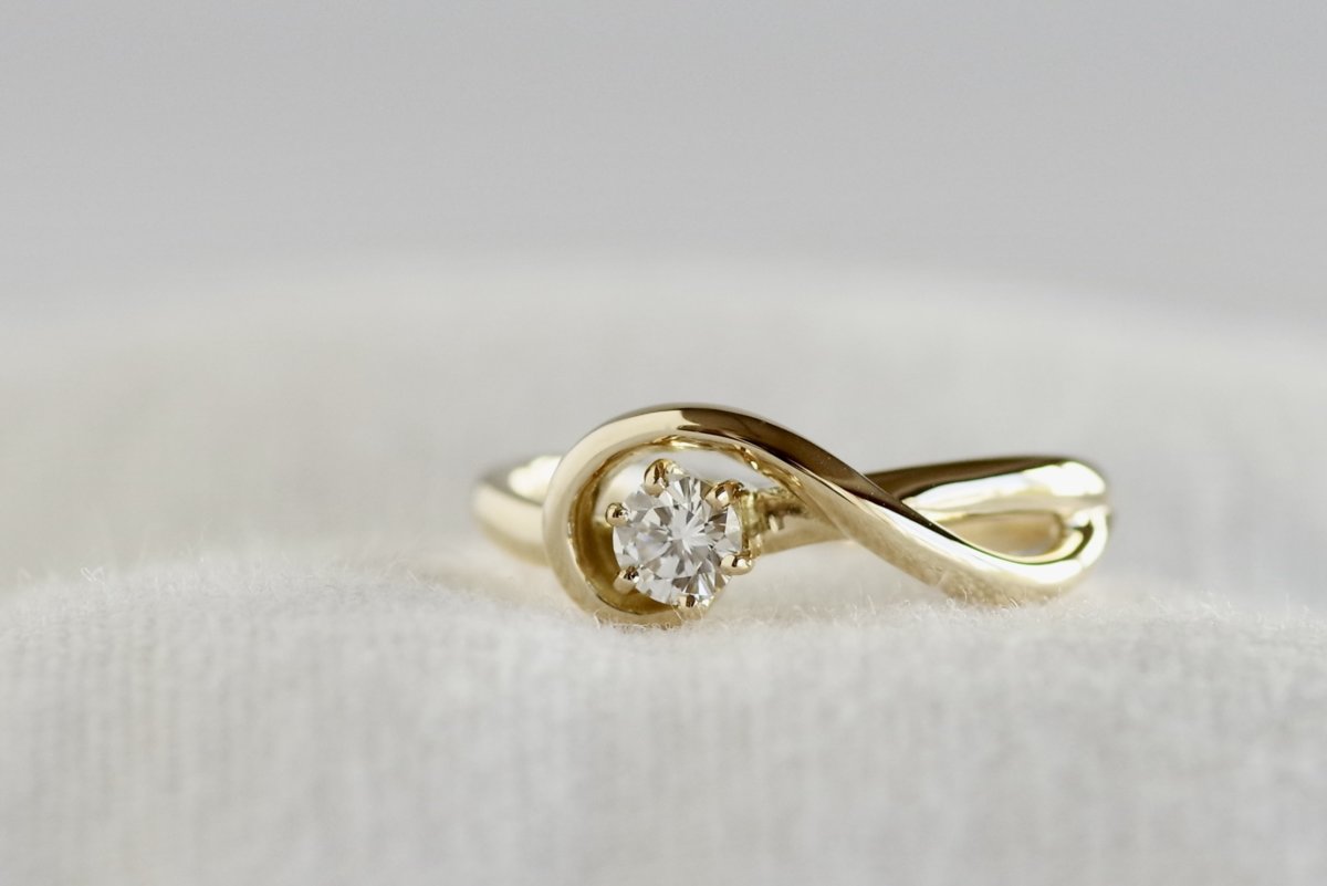 柔らかな曲線でダイヤを包んだ婚約指輪