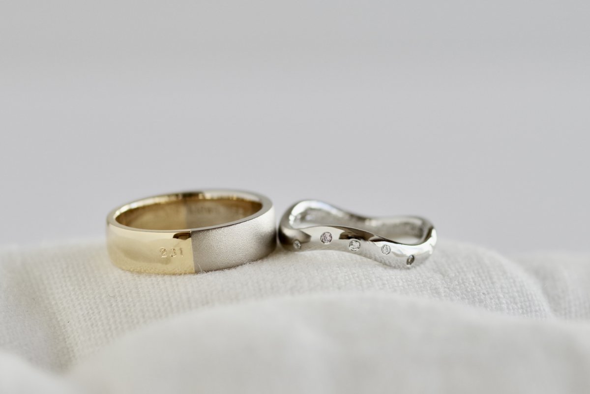 太めのコンビとウェーブの結婚指輪