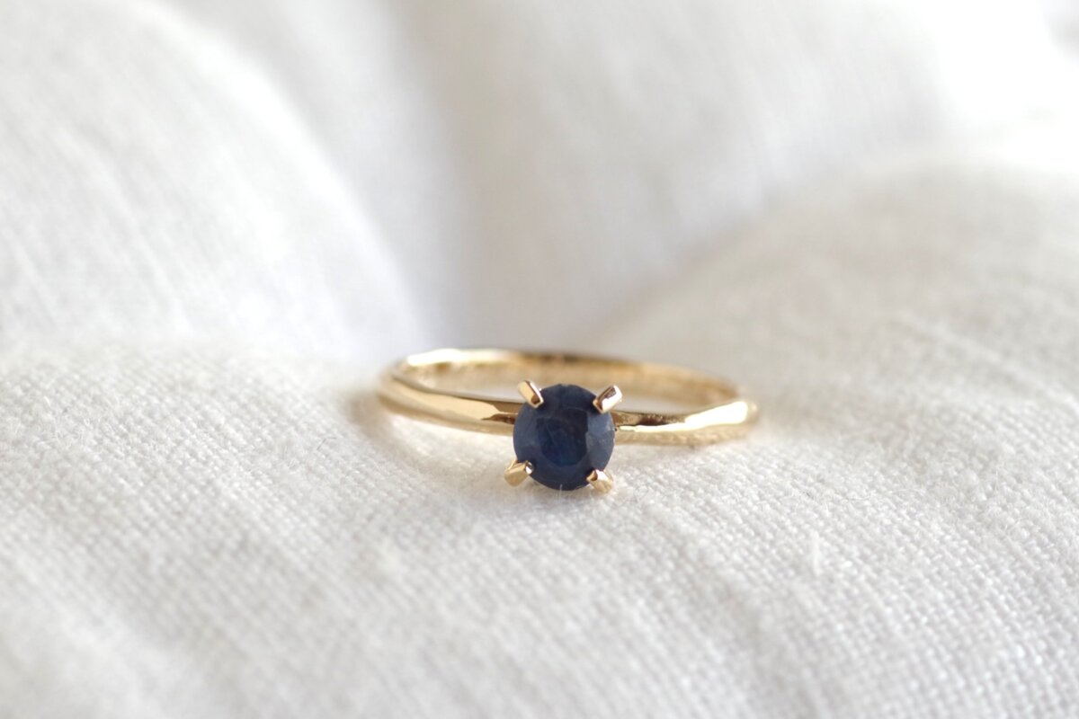 採掘したサファイアの婚約指輪
