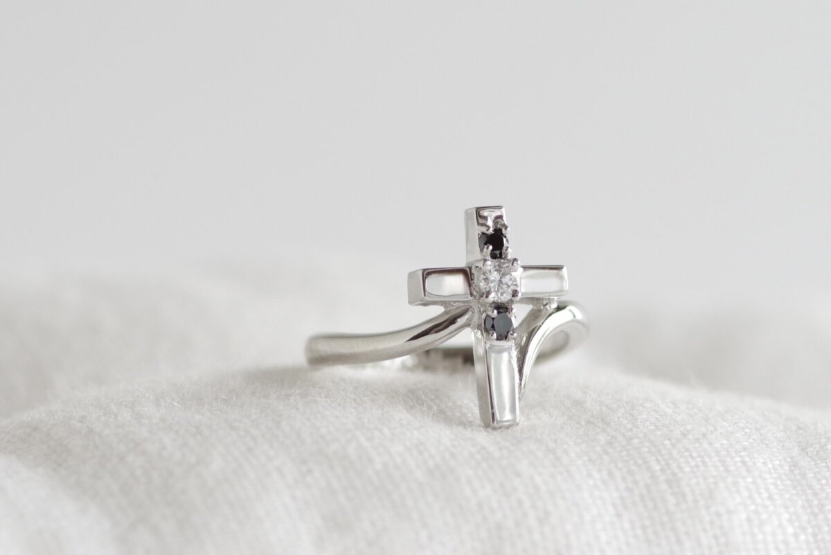 クロスとカーブの婚約指輪
