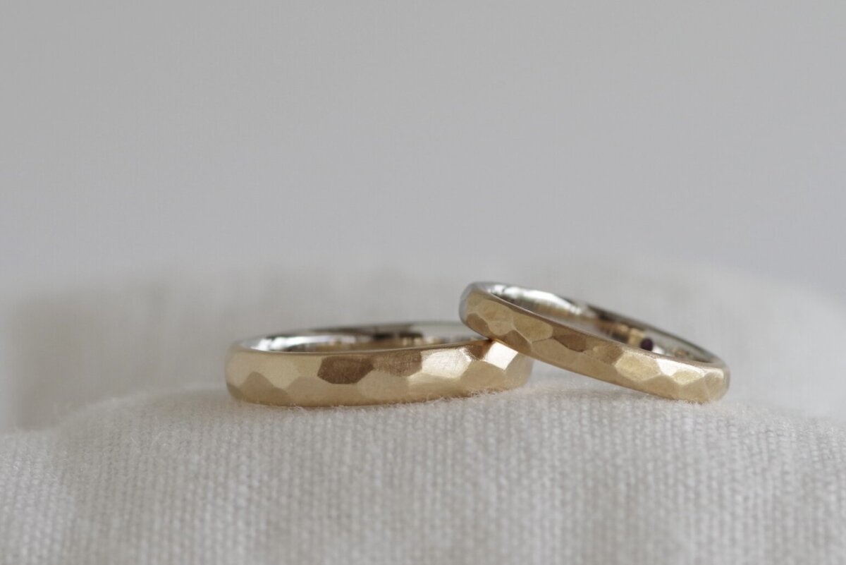 ２色の荒い槌目模様の結婚指輪